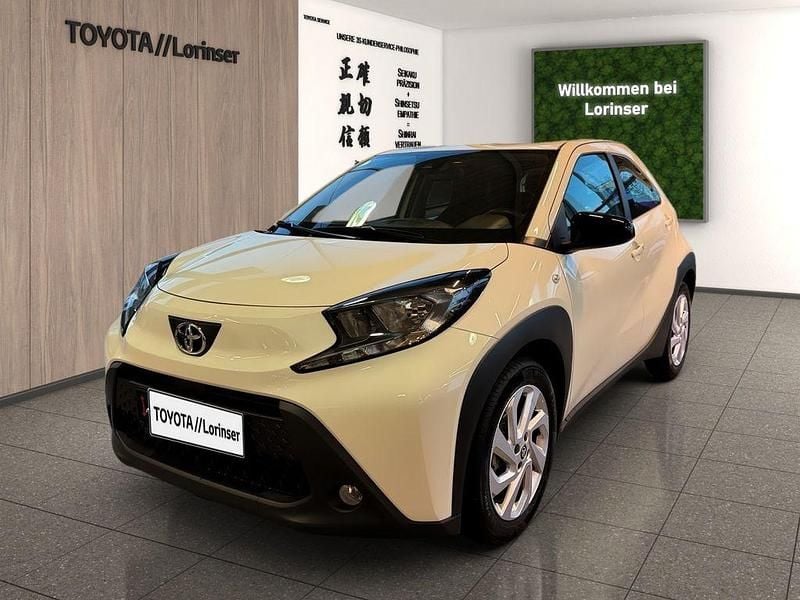 Weiß Gebraucht 2023 Toyota Aygo Play Kleinwagen | 12.990 € (Guter Preis) - Bild 1/4