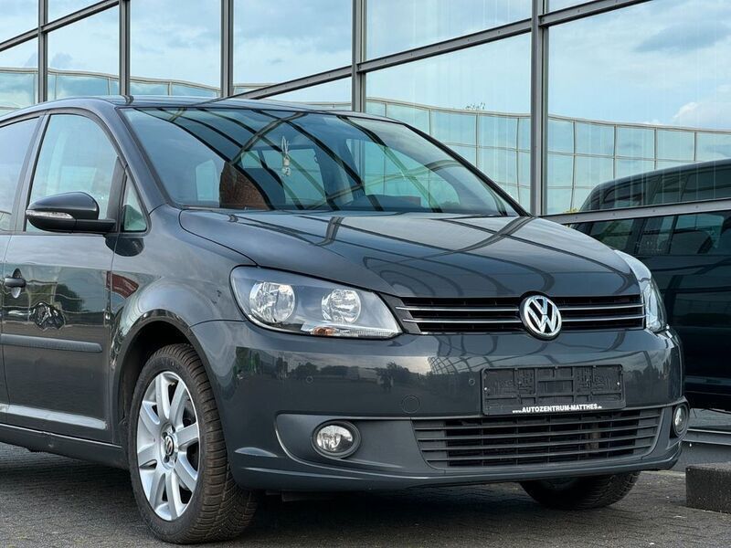 Grau Gebraucht 2014 VW Touran Trendline Van / Kleinbus | 8.222 € (Fairer Preis) - Bild 1/4