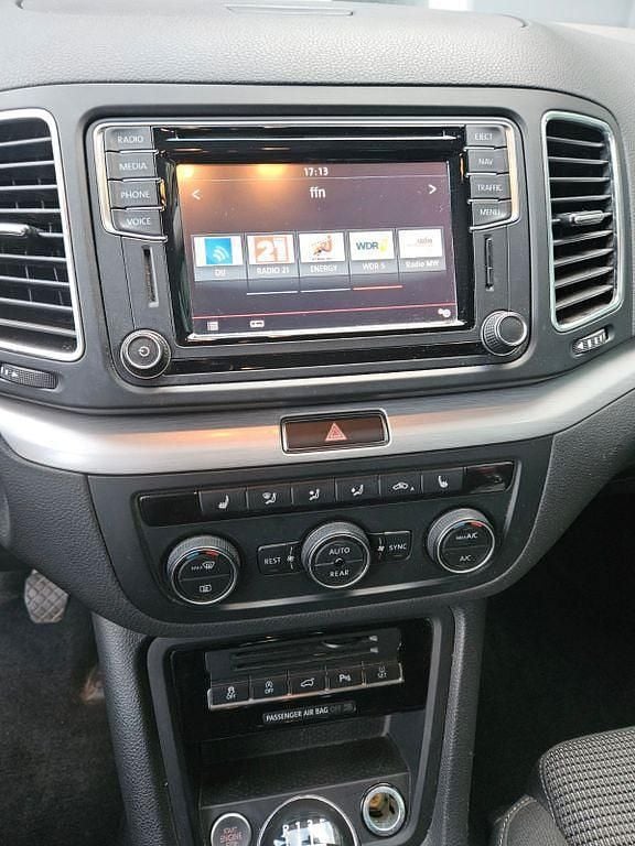 Gebraucht VW Sharan Comfortline 150 PS (110 kW) 2017 Grau Van / Kleinbus