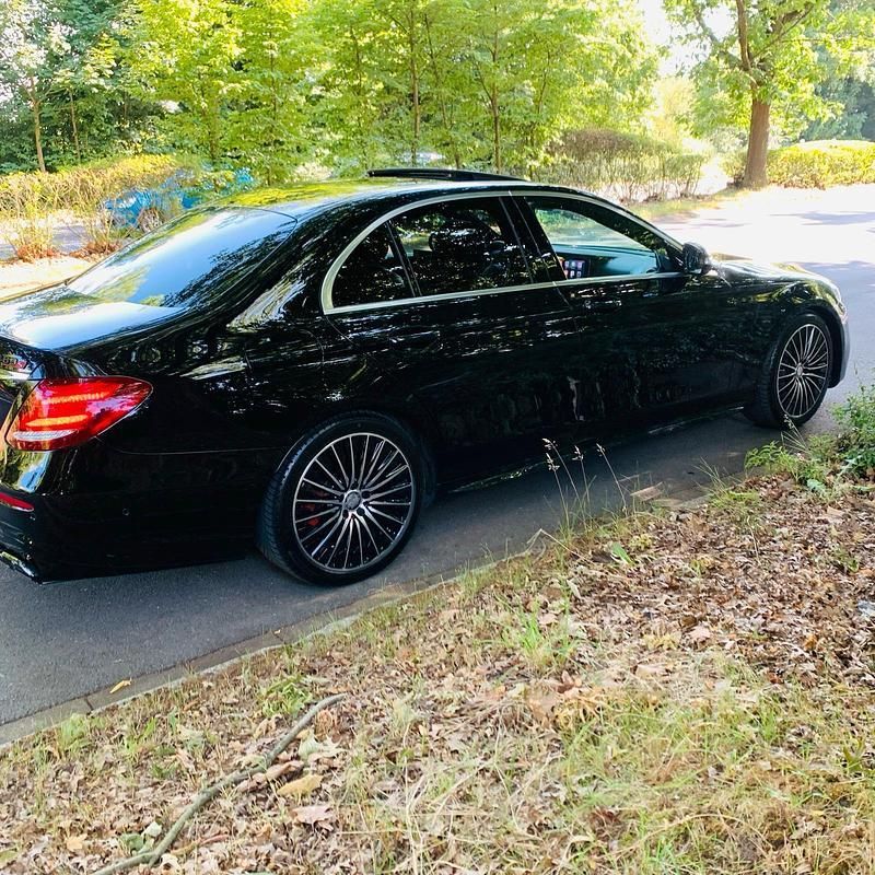 Schwarz Gebraucht 2020 Mercedes E350 AMG Limousine | 32.499 € (Guter Preis) - Bild 1/4