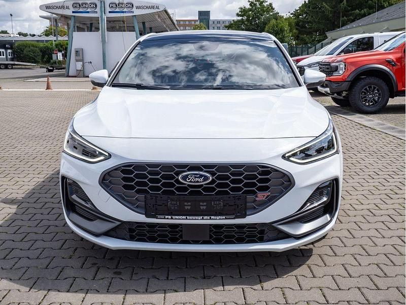 Neu Ford Focus ST 280 PS (205 kW) 2025 Frozen white Limousine