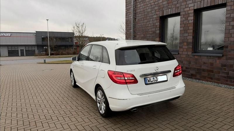 Gebraucht Mercedes B180 122 PS (89 kW) 2012 Weiß Van / Kleinbus