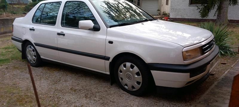 Weiß Gebraucht 1997 VW Vento Limousine | 5.500 € - Bild 1/4