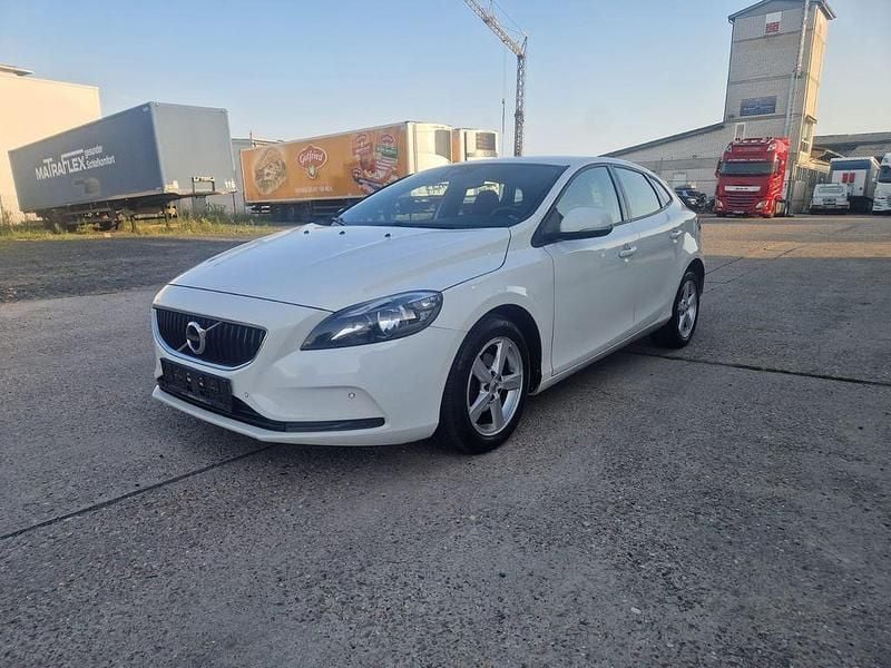 Weiß Gebraucht 2017 Volvo V40 Kinetic Kombi | 5.990 € (Teuer) - Bild 1/4