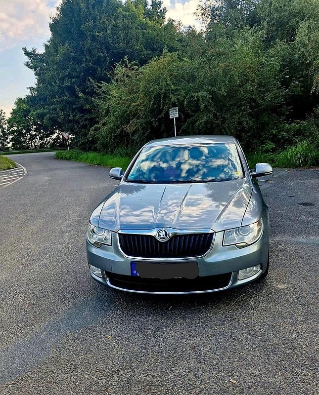 Grau Gebraucht 2013 Skoda Superb Limousine | 6.900 € (Fairer Preis) - Bild 1/4