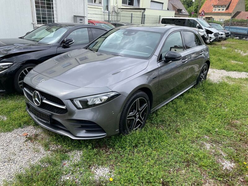 Grau Gebraucht 2021 Mercedes A250 Edition Limousine | 22.890 € (Fairer Preis) - Bild 1/4