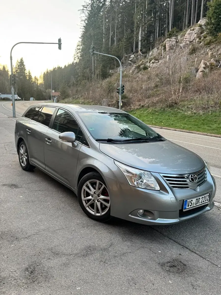 Gebraucht Toyota Avensis 150 PS (110 kW) 2011 Andere farben Limousine