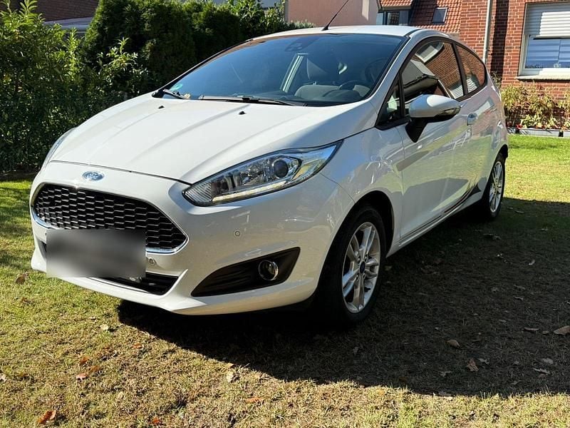 Weiß Gebraucht 2017 Ford Fiesta Kleinwagen | 4.799 € (Superpreis) - Bild 1/4