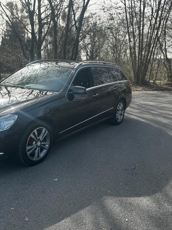 Gebraucht Mercedes E250 Avantgarde 204 PS (150 kW) 2012 Schwarz Kombi
