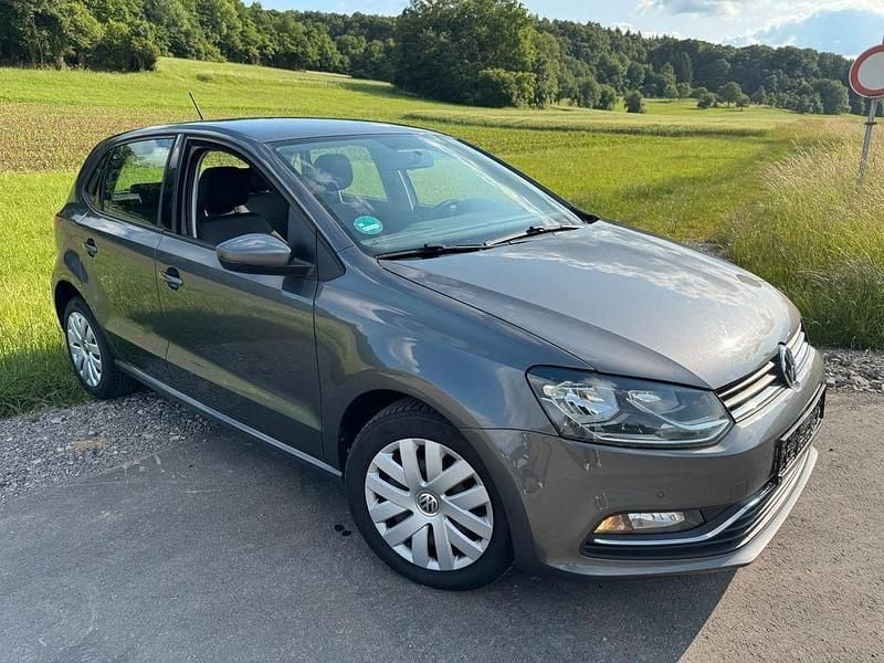 Grau Gebraucht 2015 VW Polo Comfortline Limousine | 6.390 € (Fairer Preis) - Bild 1/4