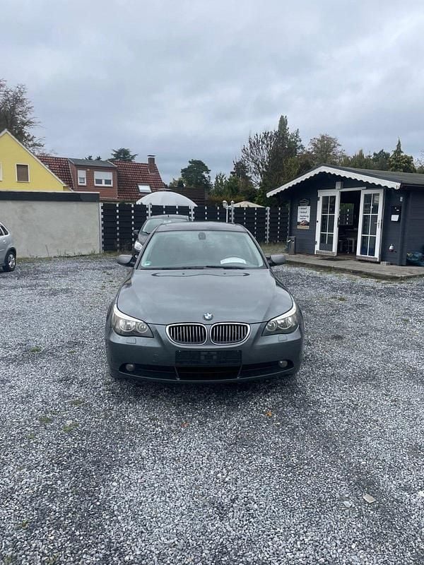 Grau Gebraucht 2005 BMW 523 Limousine | 3.490 € - Bild 1/4