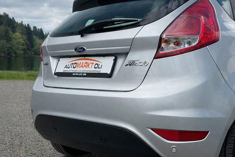 Gebraucht Ford Fiesta Celebration 101 PS (74 kW) 2017 Silber Limousine