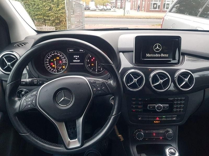 Gebraucht Mercedes B180 122 PS (89 kW) 2013 Grau Van / Kleinbus