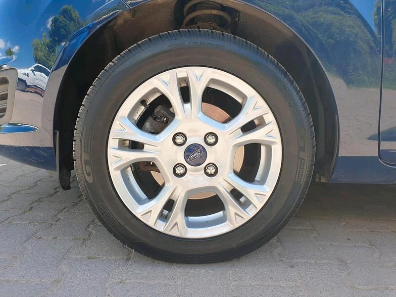 Gebraucht Ford Fiesta 60 PS (44 kW) 2014 Blau Kleinwagen