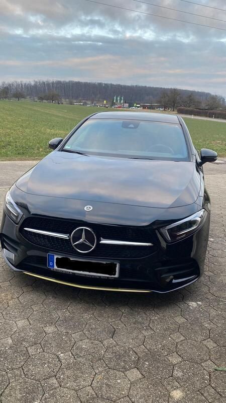 Schwarz Gebraucht 2018 Mercedes A250 AMG line Limousine | 27.350 € (Teuer) - Bild 1/4