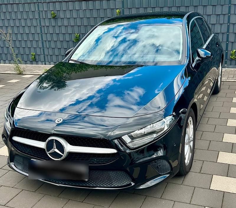 Schwarz Gebraucht 2020 Mercedes A200 Limousine | 20.200 € (Guter Preis) - Bild 1/4
