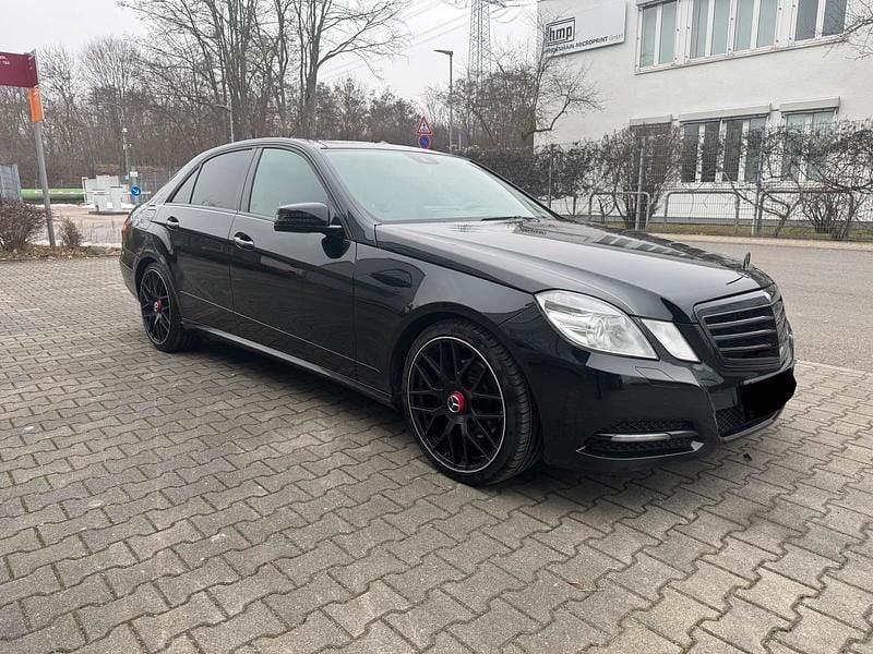 Schwarz Gebraucht 2011 Mercedes E300 Avantgarde Limousine | 12.499 € (Superpreis) - Bild 1/4
