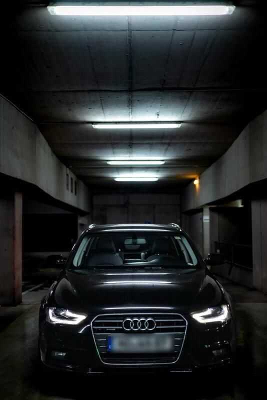 Schwarz Gebraucht 2012 Audi A4 Kombi | 11.000 € - Bild 1/4