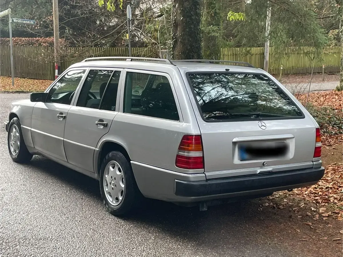 Second-hand Mercedes E300 179 CP (131 kW) 1991 Argintiu Break