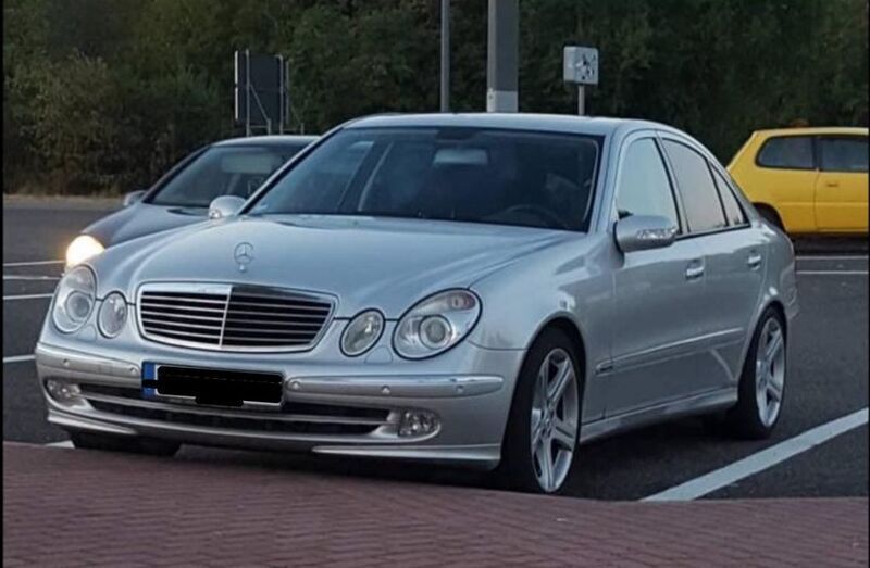 Silber Gebraucht 2004 Mercedes E320 Avantgarde Limousine | 3.500 € (Fairer Preis) - Bild 1/4