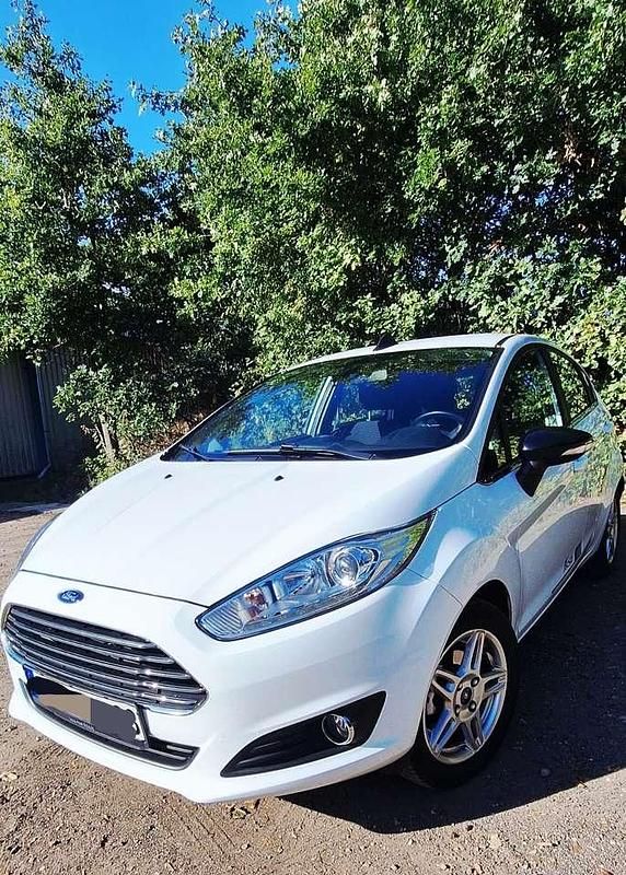 Weiß Gebraucht 2015 Ford Fiesta Titanium Kleinwagen | 4.750 € (Guter Preis) - Bild 1/4