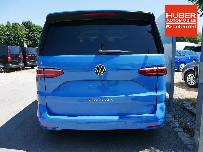 Neu VW Multivan Life 150 PS (110 kW) 2025 Medium blue metallic Van
