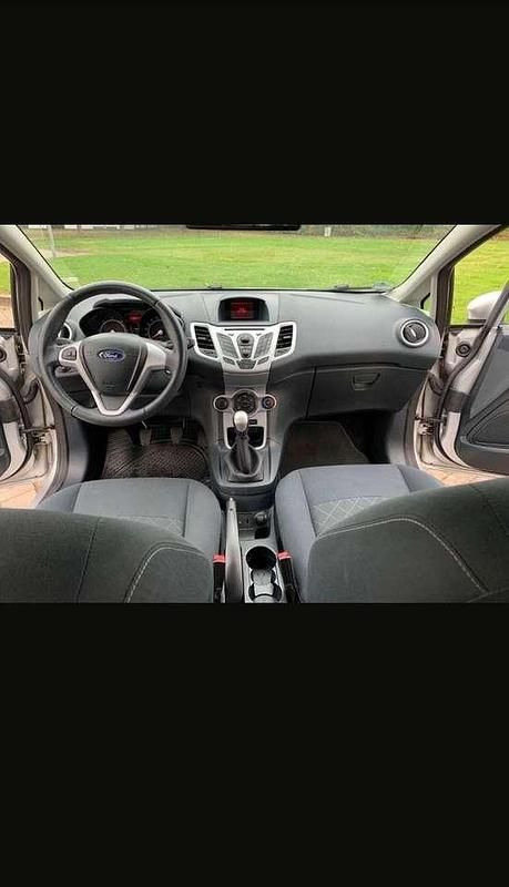 Gebraucht Ford Fiesta Trend 95 PS (69 kW) 2012 Silber Limousine