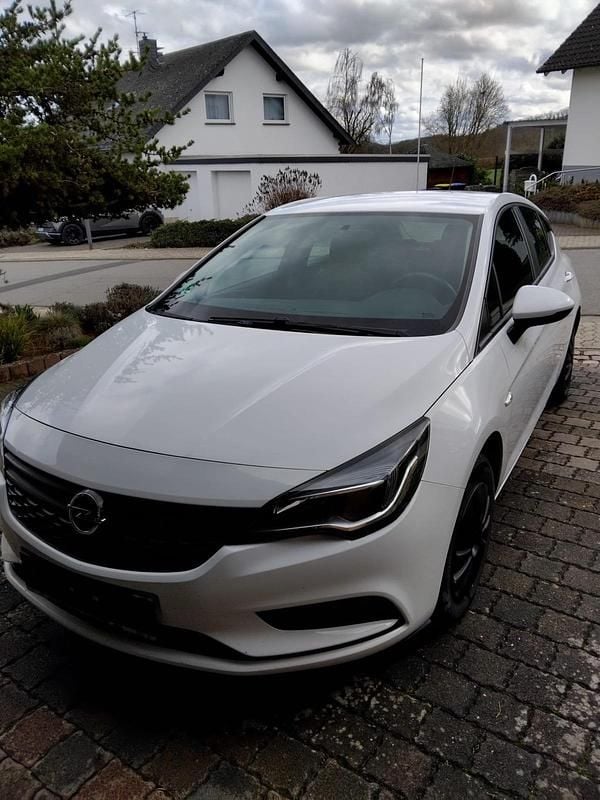 Gebraucht Opel Astra 105 PS (77 kW) 2015 Weiß Limousine