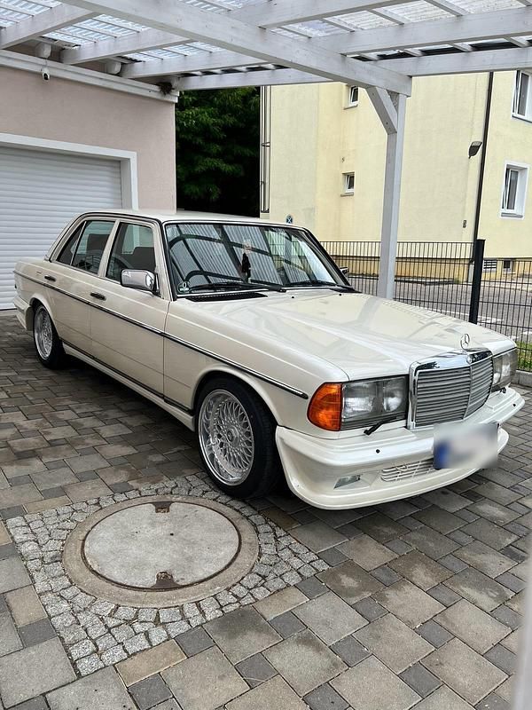 Gebraucht Mercedes E230 136 PS (100 kW) 1982 Weiß Limousine