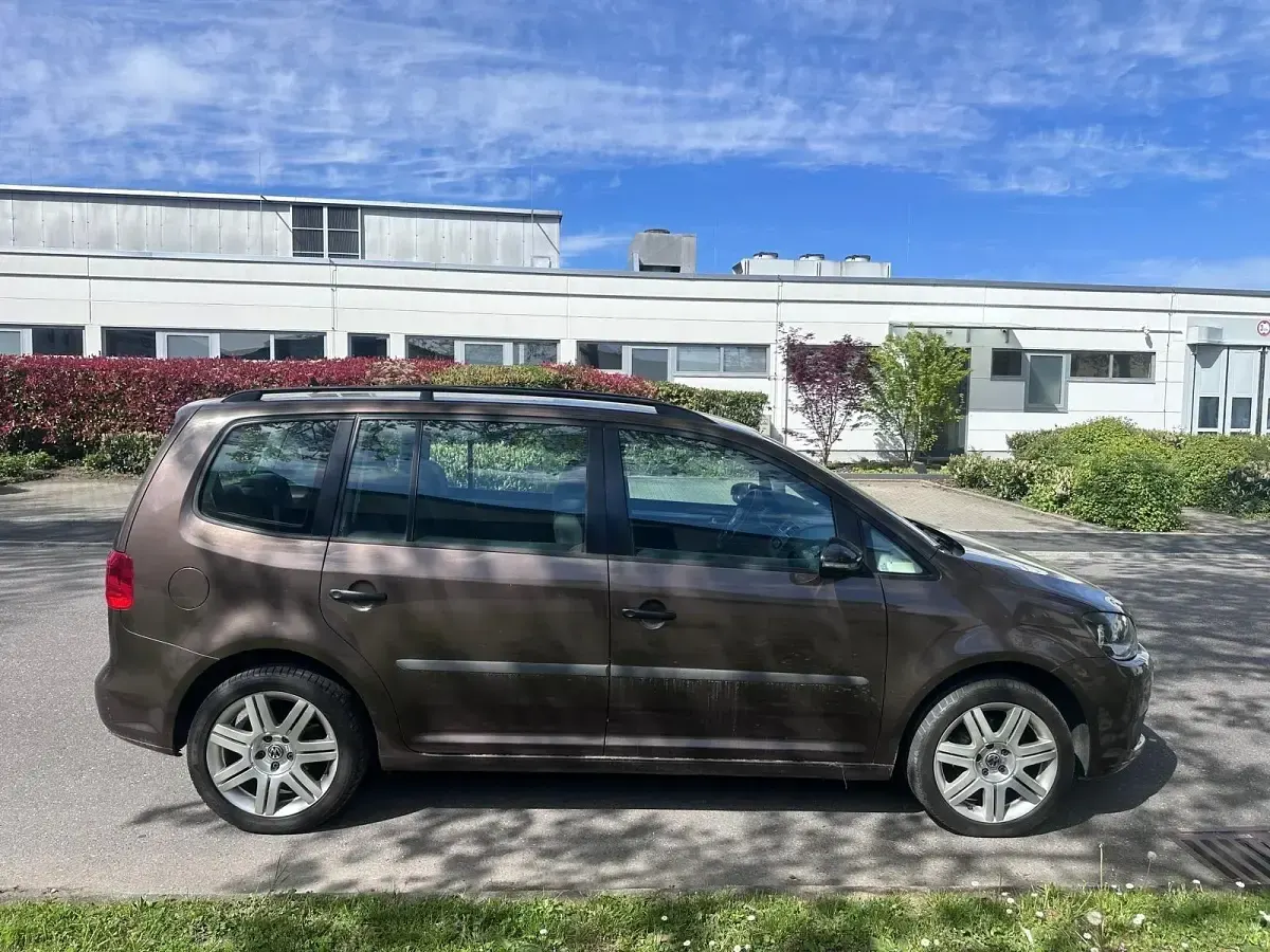Gebraucht VW Touran 105 PS (77 kW) 2011 Braun Van / Kleinbus