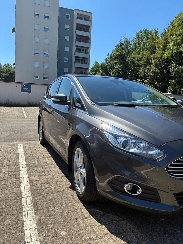 Grau Gebraucht 2018 Ford S-MAX Titanium Van / Kleinbus | 16.300 € (Guter Preis) - Bild 1/4