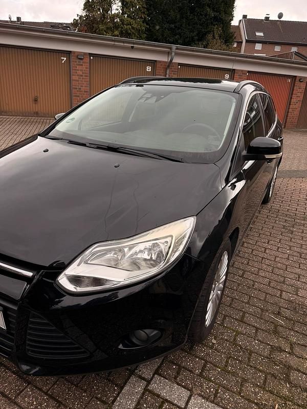 Gebraucht Ford Focus 101 PS (74 kW) 2011 Schwarz Kombi