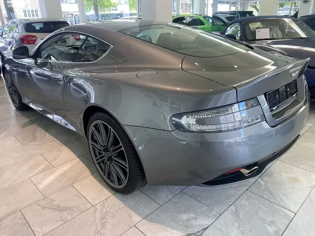 Używany Aston Martin DB9 518 KM (380 kW) 2015 Szary Coupe