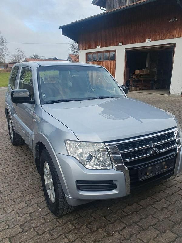 Silber Gebraucht 2015 Mitsubishi Pajero SUV | 11.200 € (Fairer Preis) - Bild 1/4