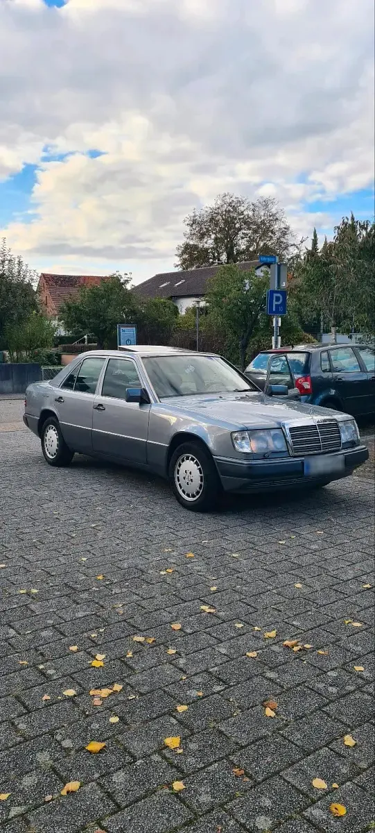Second-hand Mercedes E300 179 CP (131 kW) 1990 Gri Berlinǎ