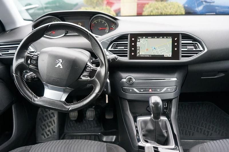 Gebraucht Peugeot 308 Active 110 PS (80 kW) 2015 Schwarz Limousine