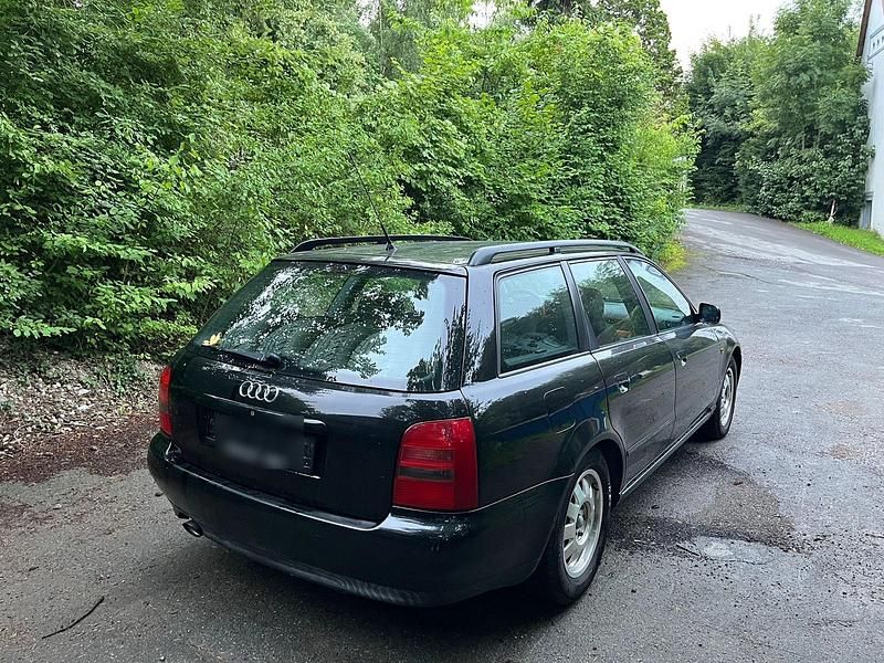 Schwarz Gebraucht 1997 Audi A4 Kombi | 750 € (Guter Preis) - Bild 1/4