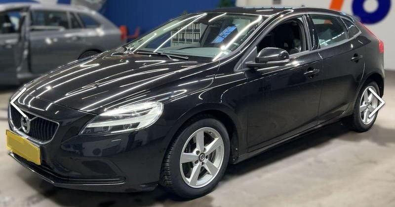 Gebraucht Volvo V40 Momentum 120 PS (88 kW) 2017 Schwarz Limousine