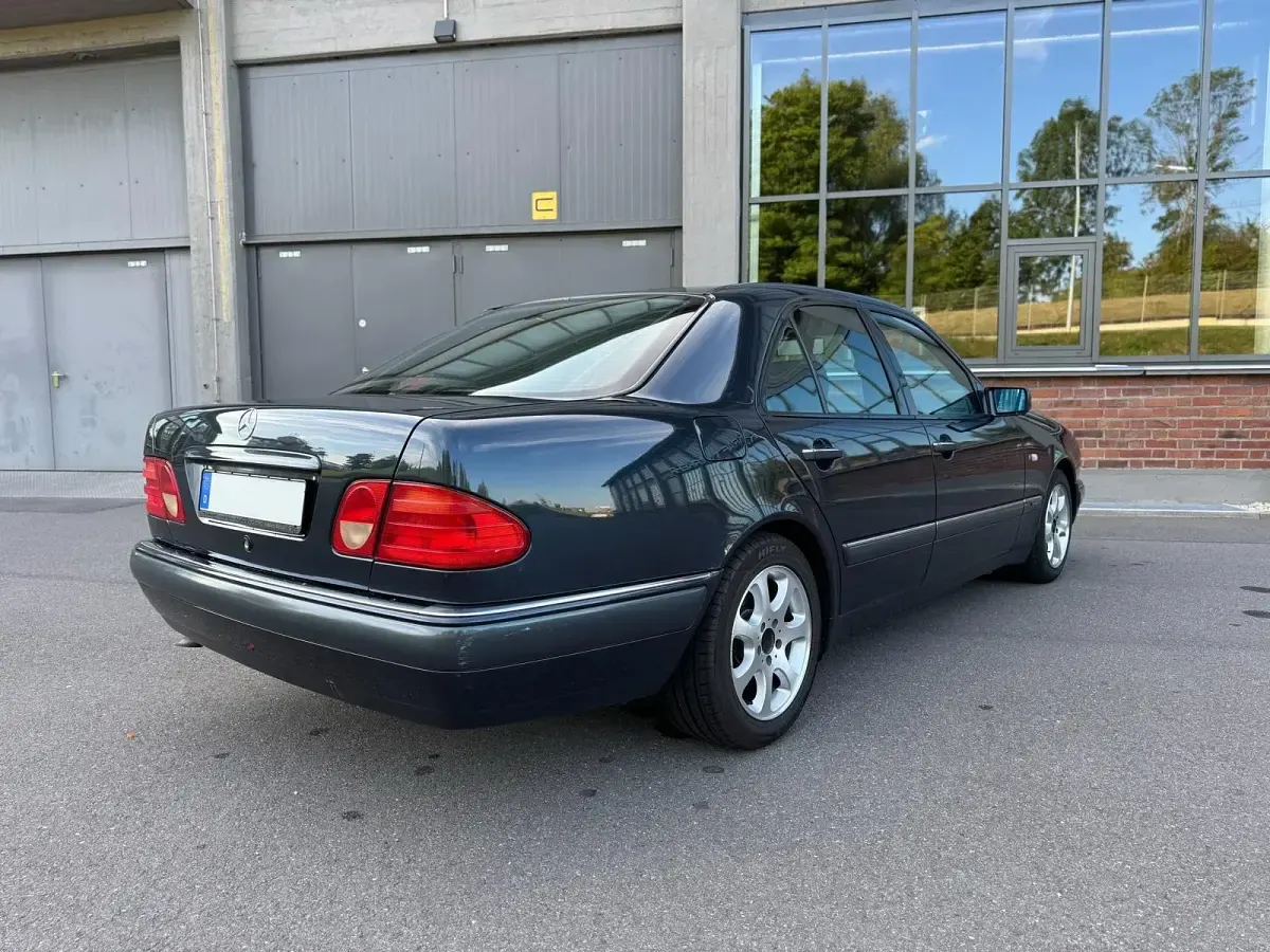 Brugt Mercedes E200 136 HK (100 kW) 1997 Blå Sedan