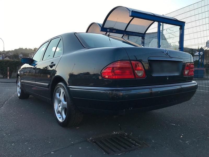 Gebraucht Mercedes E320 224 PS (164 kW) 1998 Blau Limousine