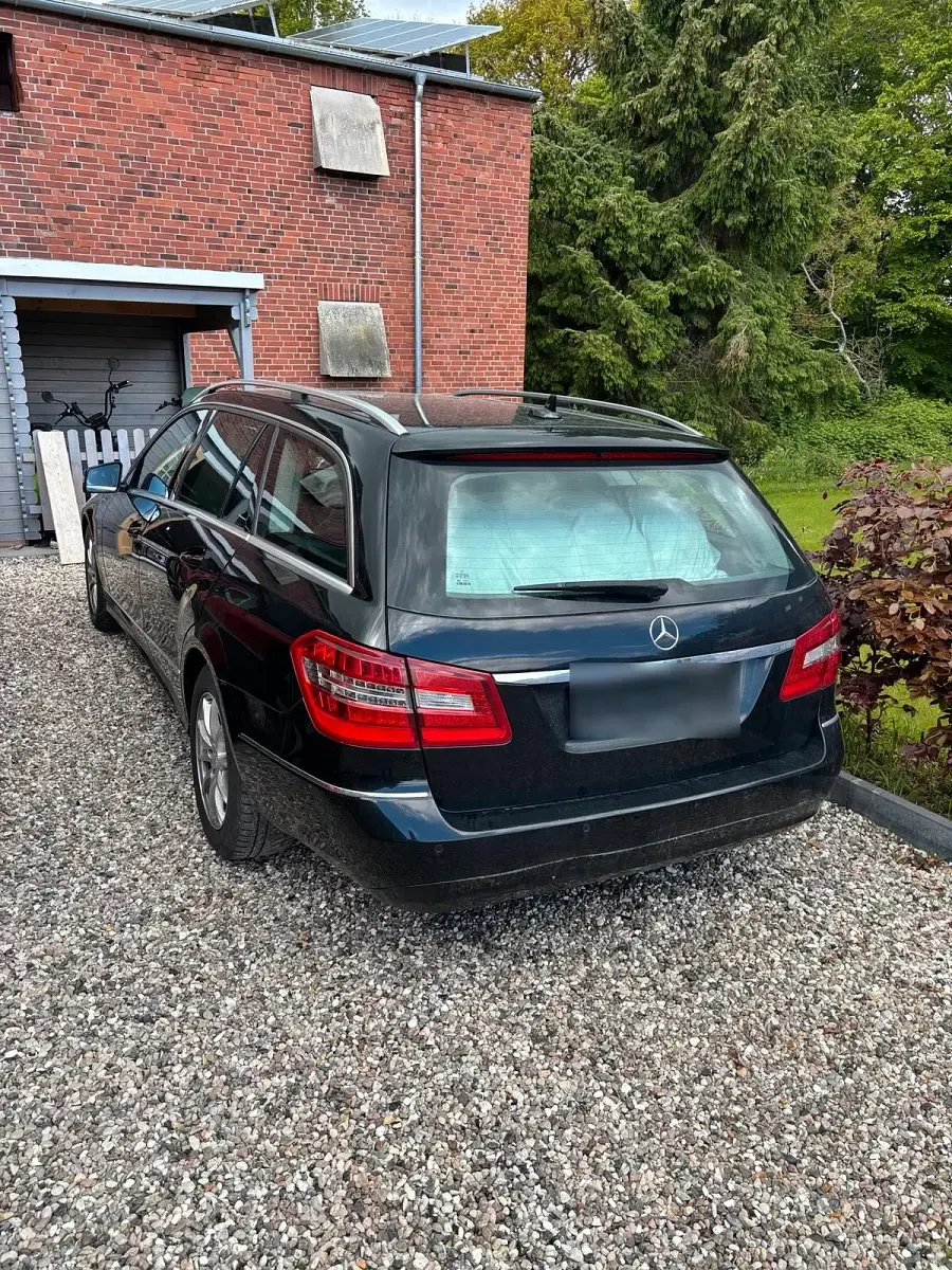 Usado Mercedes E220 170 CV (125 kW) 2011 Negro Familiar