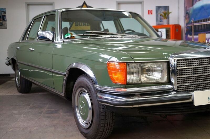 Grün Gebraucht 1977 Mercedes E280 Limousine | 16.990 € - Bild 1/4