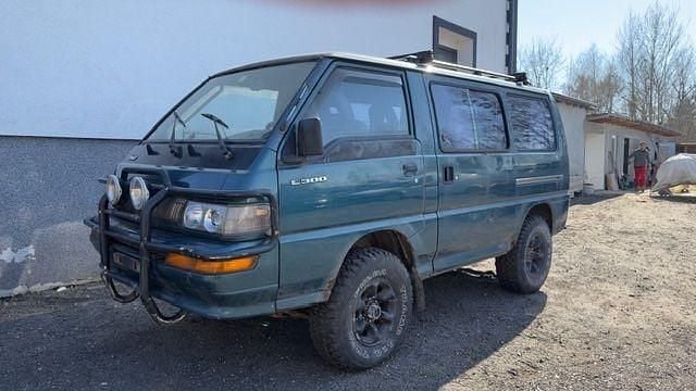 Grün Gebraucht 1995 Mitsubishi L300 Van / Kleinbus | 3.999 € - Bild 1/4