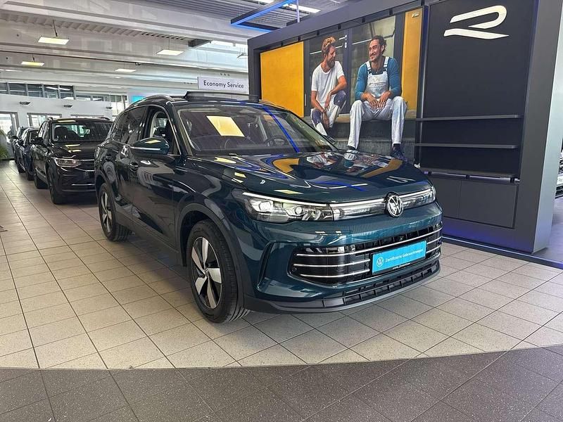 Gebraucht VW Tiguan Elegance 150 PS (110 kW) 2025 Nightshade blue metallic SUV
