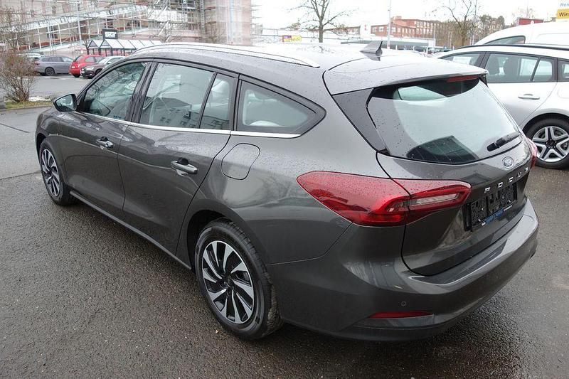 Używany Ford Focus Style 120 KM (88 kW) 2022 Szary Sedan/Limuzyna