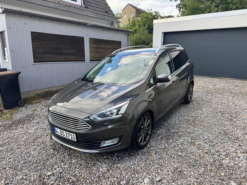 Grau Gebraucht 2018 Ford Grand C-Max Titanium Van / Kleinbus | 13.990 € (Fairer Preis) - Bild 1/4