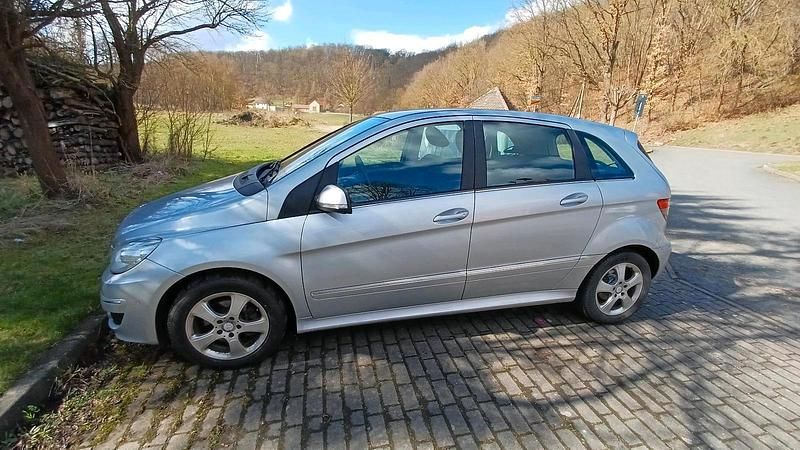 Gebraucht Mercedes B200 125 PS (91 kW) 2009 Silber Van / Kleinbus