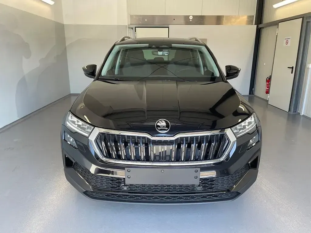 Neu Skoda Karoq Ambiente 150 PS (110 kW) 2026 [8x8x] race blue metallic SUV