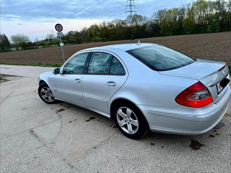 Gebraucht Mercedes E220 Classic 170 PS (125 kW) 2006 Silber Limousine