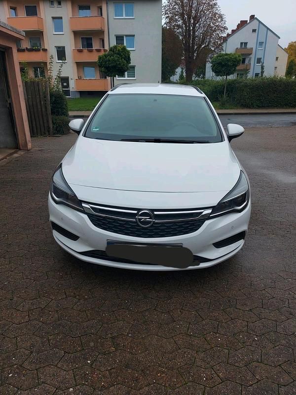 Weiß Gebraucht 2018 Opel Astra Kombi | 8.700 € (Fairer Preis) - Bild 1/4